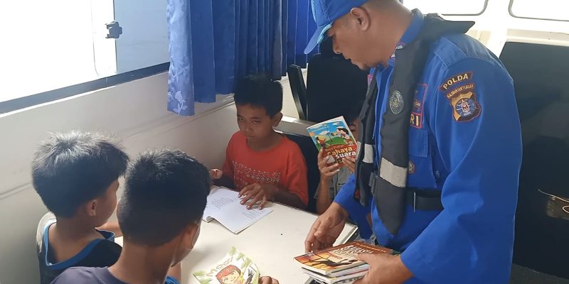Ditpolairud Polda Kalteng Dukung Dunia Pendidikan Lewat Perpustakaan Terapung