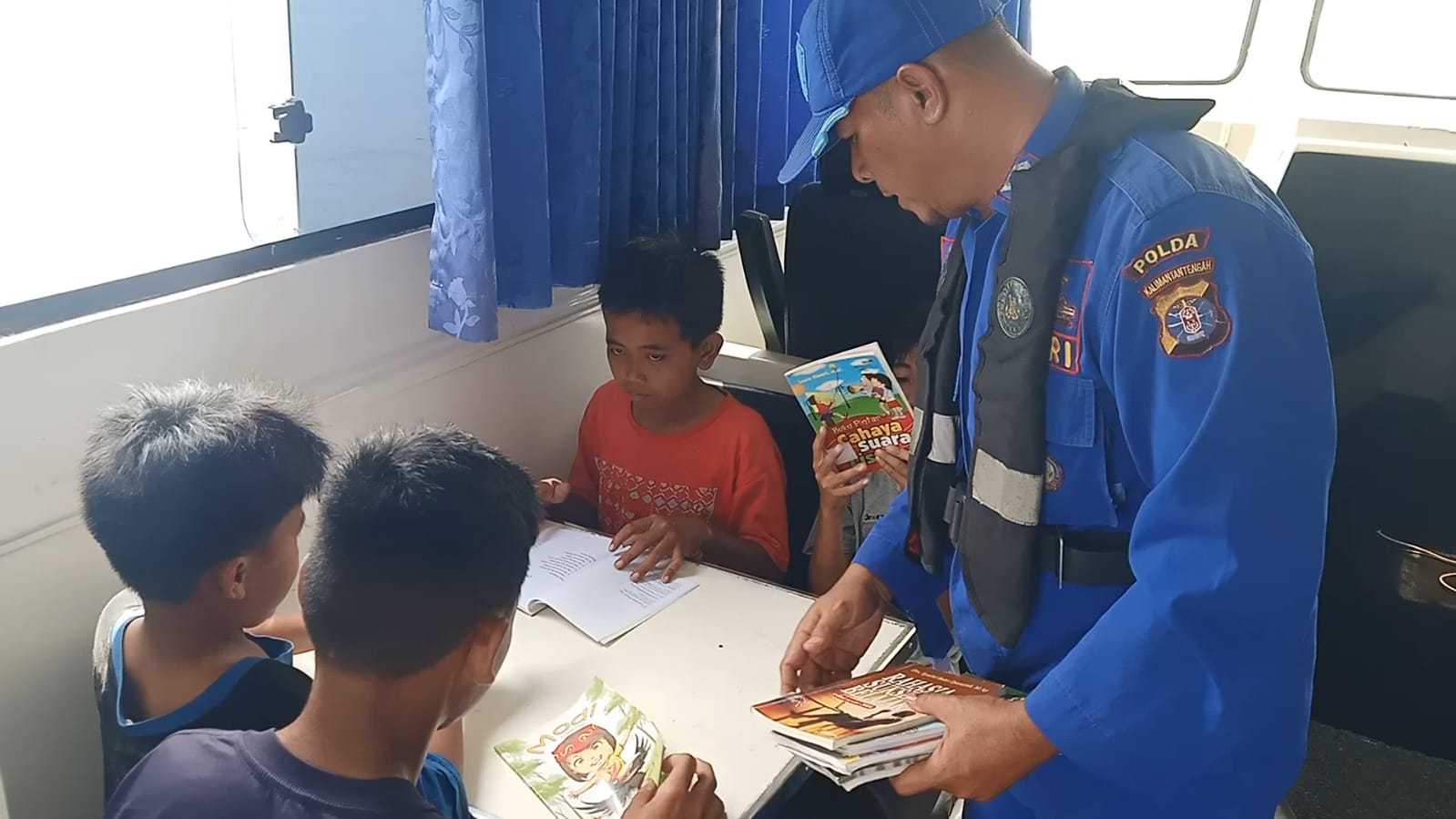 Ditpolairud Polda Kalteng Dukung Dunia Pendidikan Lewat Perpustakaan Terapung
