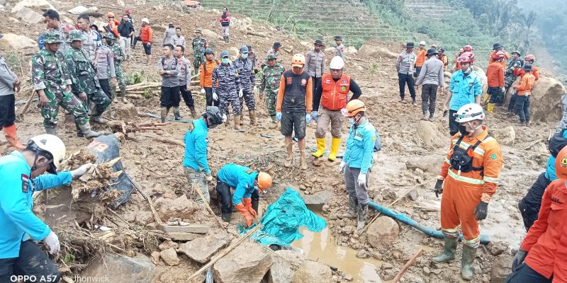 Hari Ke-4 Pencarian Korban Longsor Petungkriyono, Prajurit Lanal Tegal Bersama Tim Gabungan Temukan 2 Korban