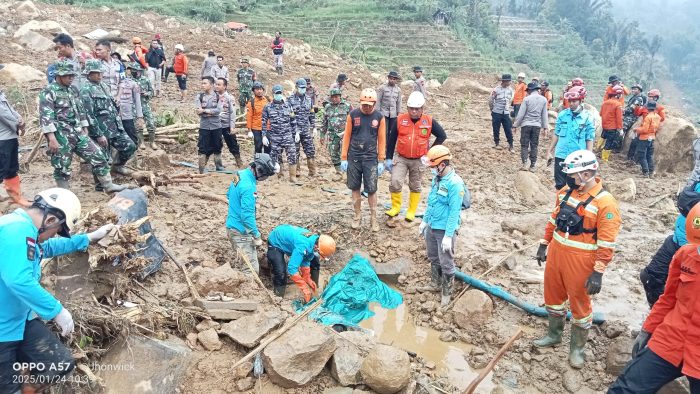 Hari Ke-4 Pencarian Korban Longsor Petungkriyono, Prajurit Lanal Tegal Bersama Tim Gabungan Temukan 2 Korban