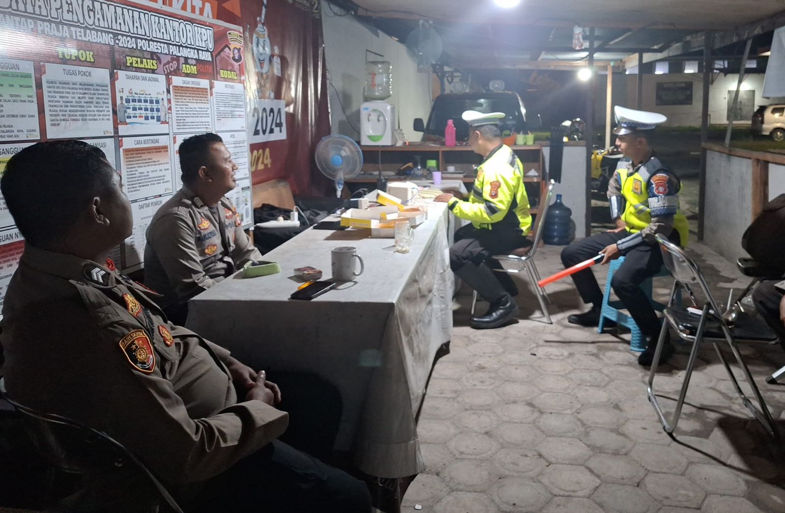 Personel Satlantas Polresta Palangka Raya Datangi dan Tinjau Keamanan Kantor KPU Selama Pemilu