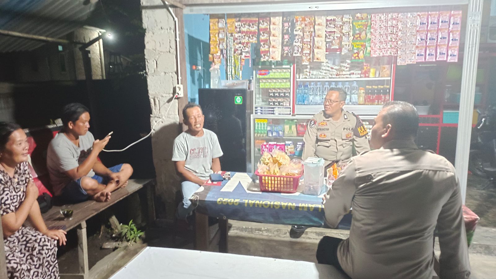Anggota Polsek Bukit Batu Sambangi Warung di Banturung untuk Jaga Kamtibmas