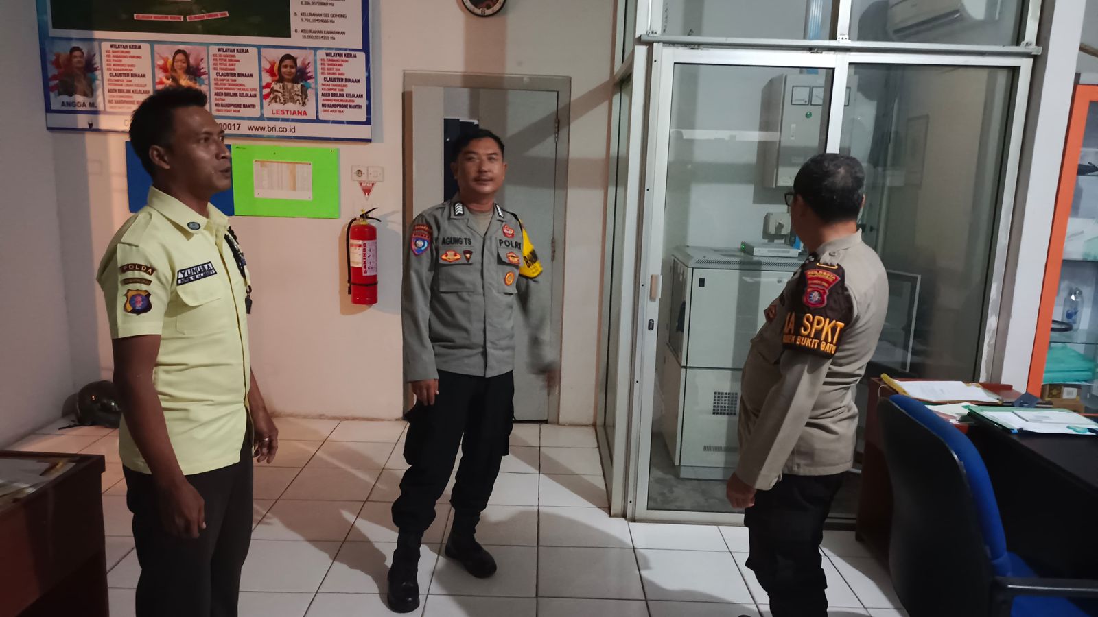 Polsek Bukit Batu saat Malam Hari Tinjau Kondusifitas Kantor BRI Tangkiling