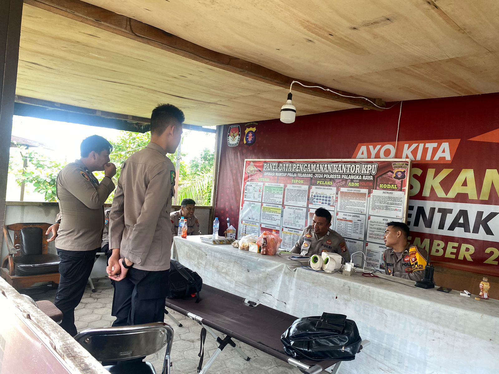 Personel Pam KPU Polresta Palangka Raya Pertahankan Kondusifitas
