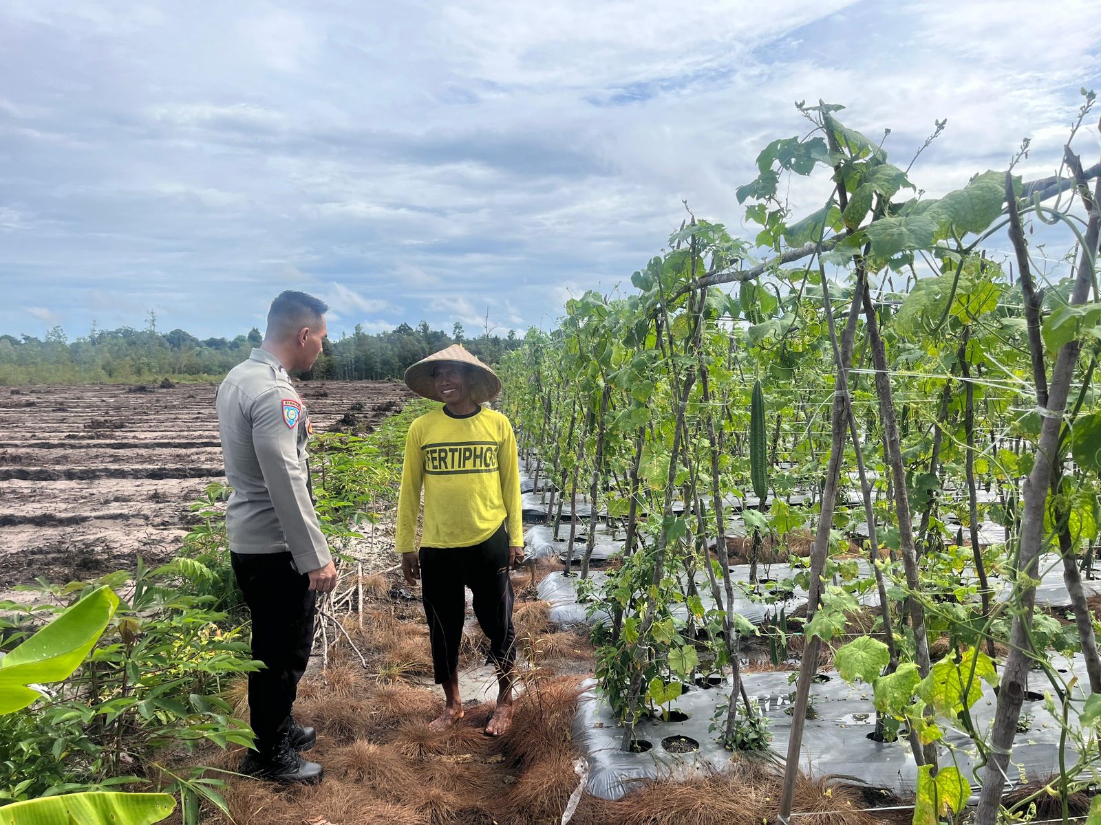Polsek Bukit Batu Dukung Ketahanan Pangan Warga Lewat Sambang dan Bantu Kegiatan Petani