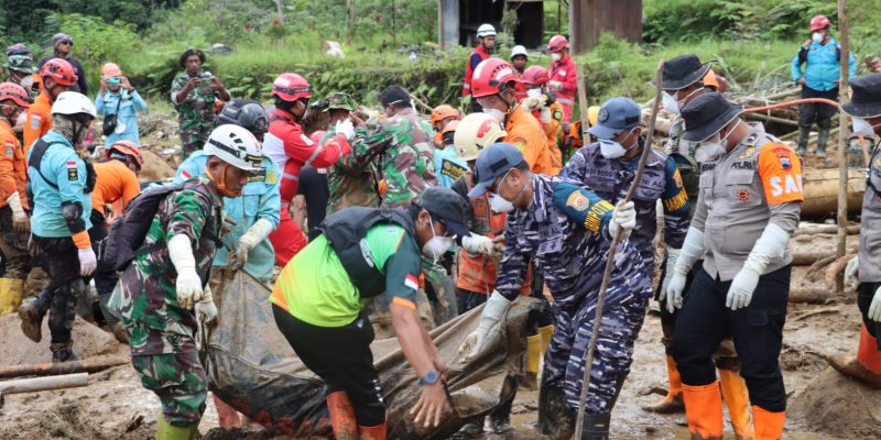 Hari Ke-5, Prajurit Lanal Tegal Bersama Tim Gabungan Fokus Evakuasi 2 Korban Longsor di Petungkriyono