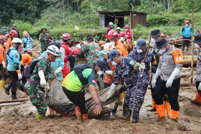 Hari Ke-5, Prajurit Lanal Tegal Bersama Tim Gabungan Fokus Evakuasi 2 Korban Longsor di Petungkriyono