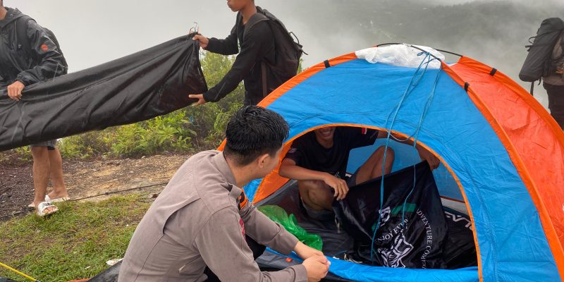 Brimob Kalteng Bergerak Cepat Evakuasi Warga yang Tersambar Petir di Gunung Unsung Murung Raya