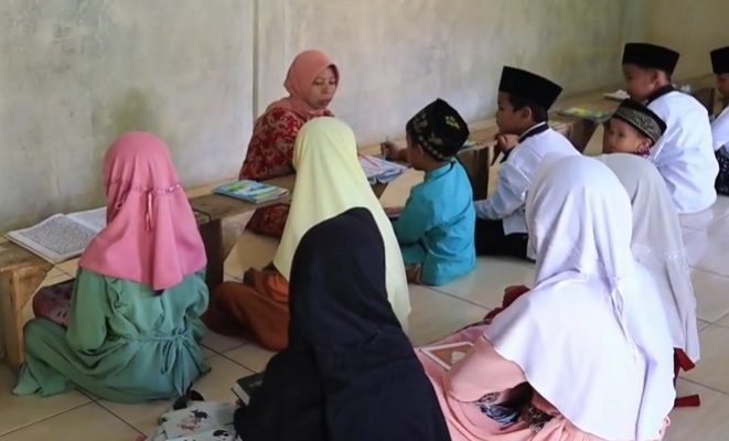 Sisihkan Sebagian Gajinya, Bripka Hamam Bantu Guru Ngaji Hingga Tunanetra, Lansia dan Anak Yatim