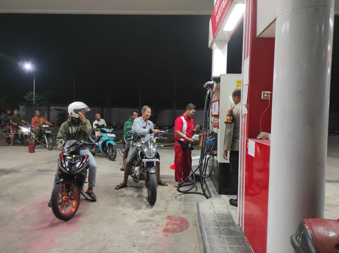 Anggota Polsek Bukit Batu Tinjau Kamtibmas di SPBU