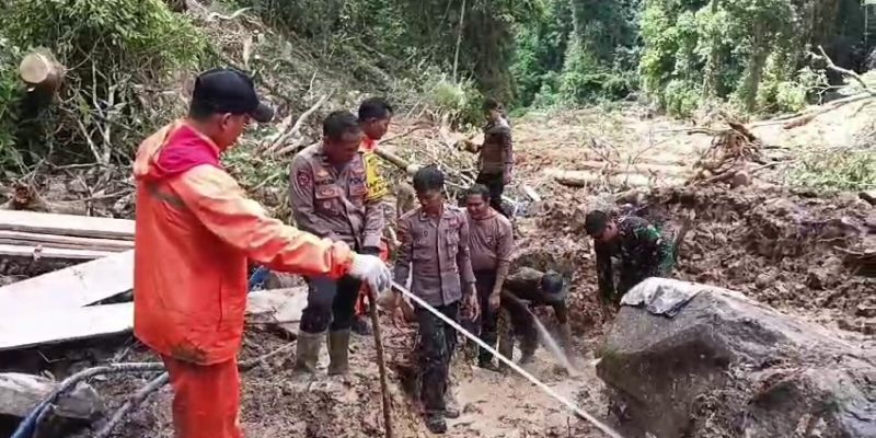 Evakuasi Korban Longsor Berlanjut, Polres Gunung Mas dan Polsek Kahayan Hulu Utara Berjibaku di Tengah Tantangan