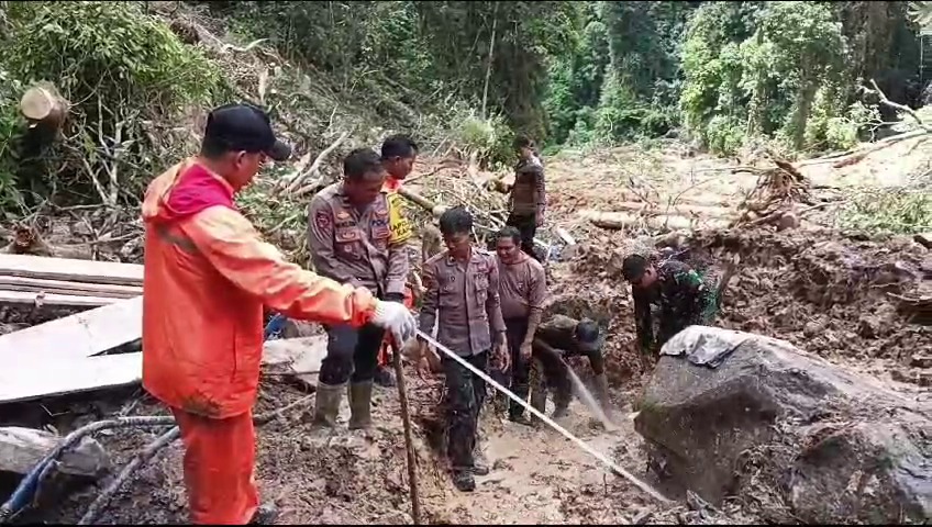 Evakuasi Korban Longsor Berlanjut, Polres Gunung Mas dan Polsek Kahayan Hulu Utara Berjibaku di Tengah Tantangan