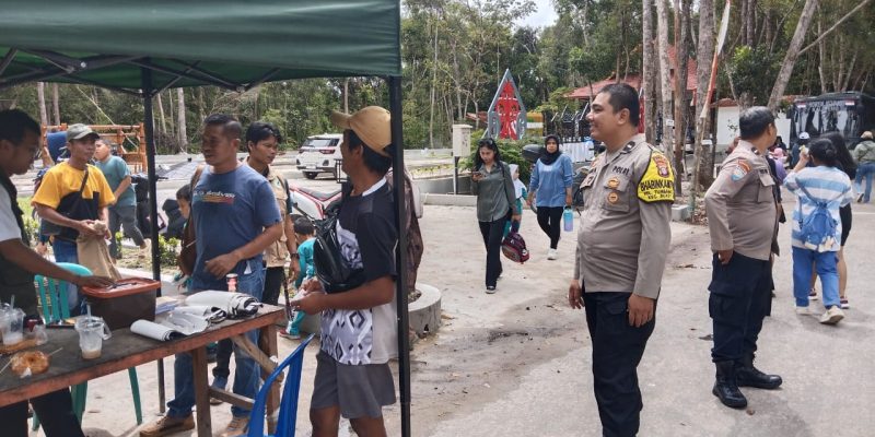 Patroli saat Momen Libur, Polsek Bukit Batu Jaga dan Sampaikan Pesan Kamtibmas di Objek Wisata