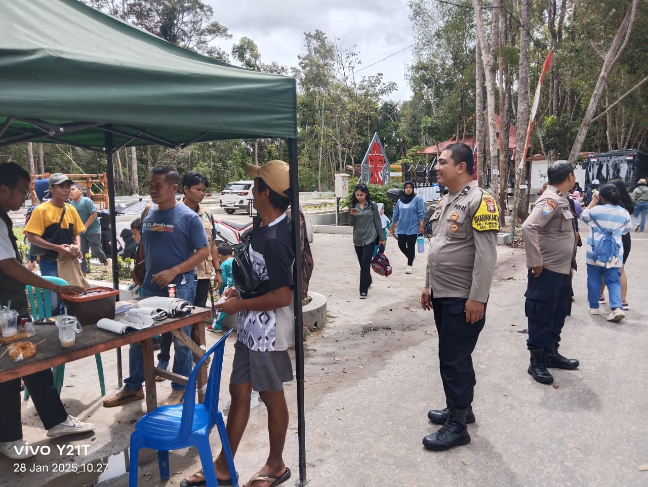 Patroli saat Momen Libur, Polsek Bukit Batu Jaga dan Sampaikan Pesan Kamtibmas di Objek Wisata