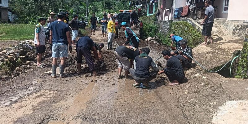 Warga Desa Winduaji Patungan Material Untuk Perbaiki Jalan Kabupaten Yang Rusak