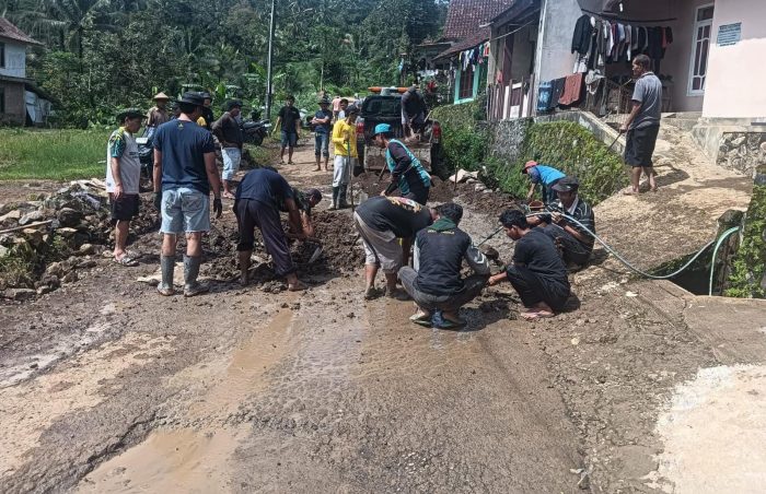 Warga Desa Winduaji Patungan Material Untuk Perbaiki Jalan Kabupaten Yang Rusak