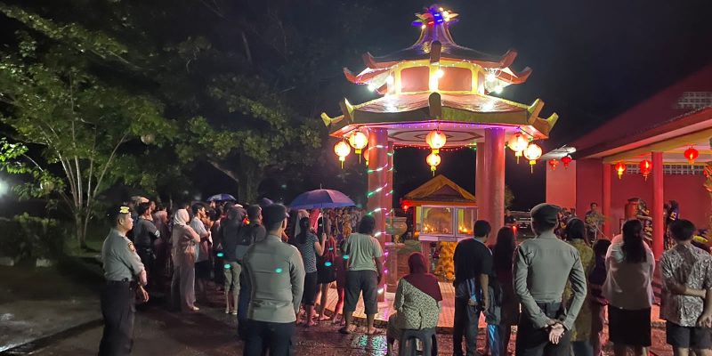 Satsamapta Polresta Palangka Raya Berikan Rasa Aman saat Perayaan Imlek di Vihara