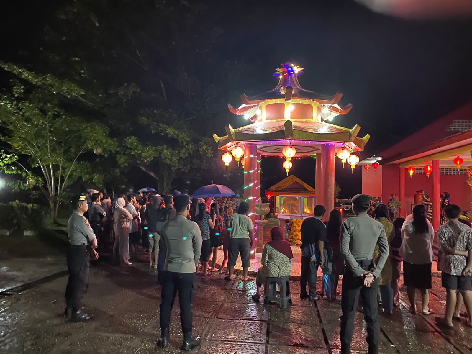 Satsamapta Polresta Palangka Raya Berikan Rasa Aman saat Perayaan Imlek di Vihara