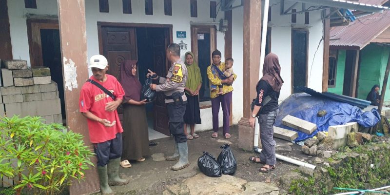 Polsek Kandangserang Salurkan Bantuan Dari Polres Pekalongan Kepada Warga Terdampak Tanah Gerak