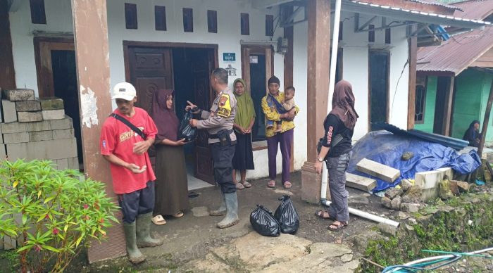 Polsek Kandangserang Salurkan Bantuan Dari Polres Pekalongan Kepada Warga Terdampak Tanah Gerak