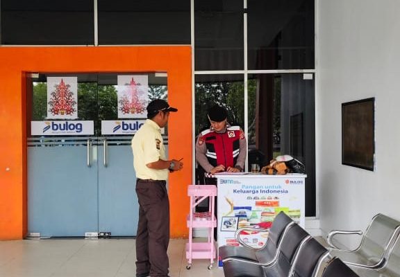 Satsamapta Polresta Palangka Raya Cek Harga dan Stok Beras di BULOG