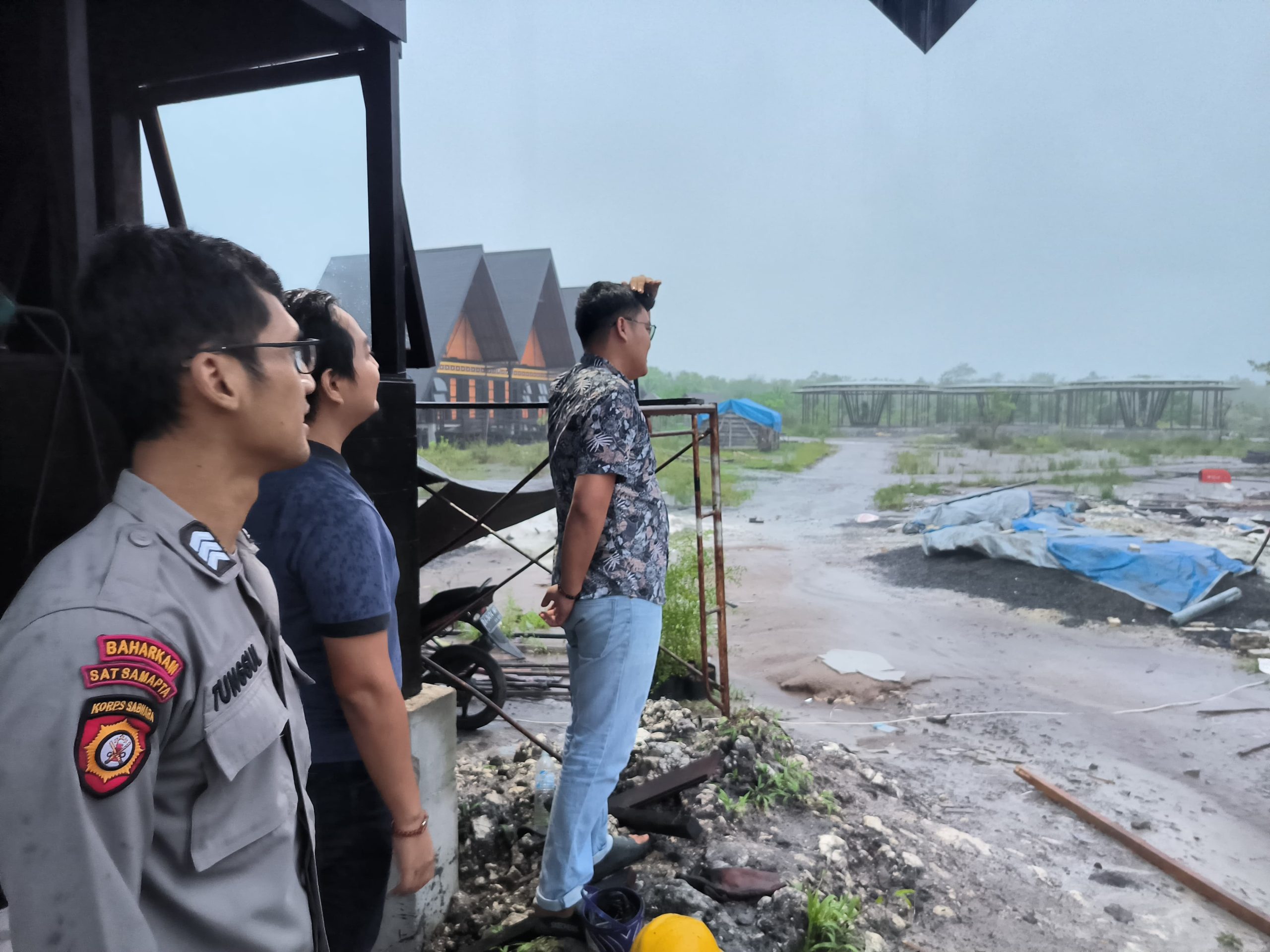 Polsek Pahandut Amankan Proyek Sekolah Alam di Palangkaraya