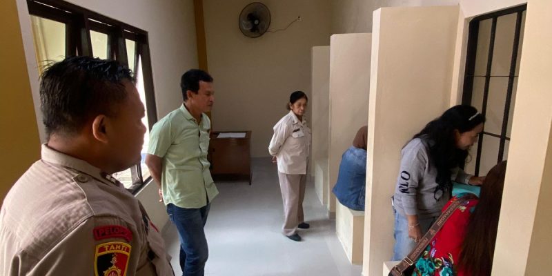 Anggota Sattahti Awasi Keluarga Besuk Tahanan di Rutan Mapolresta Palangka Raya