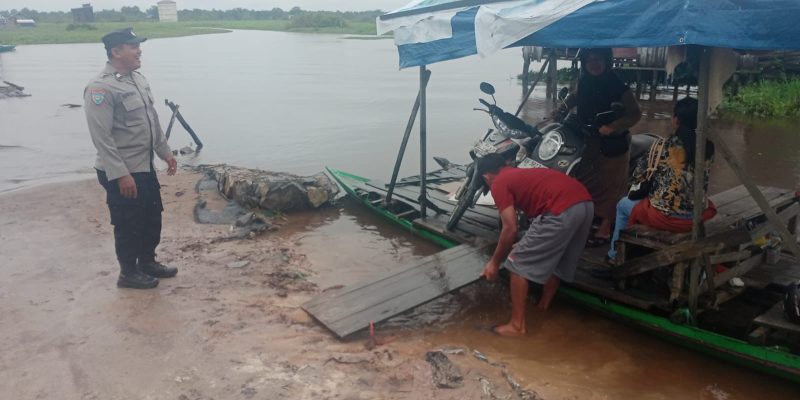 Polsek Sabangau Cek Luapan Air di Kameloh Baru