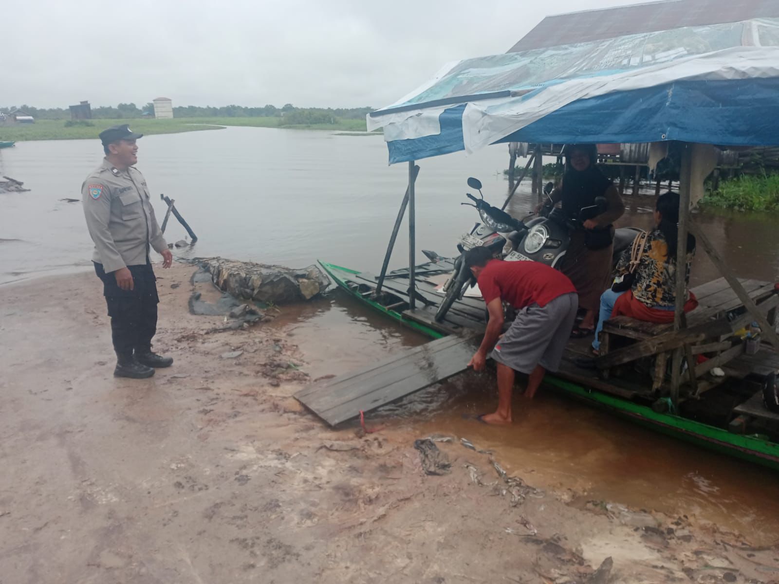 Polsek Sabangau Cek Luapan Air di Kameloh Baru