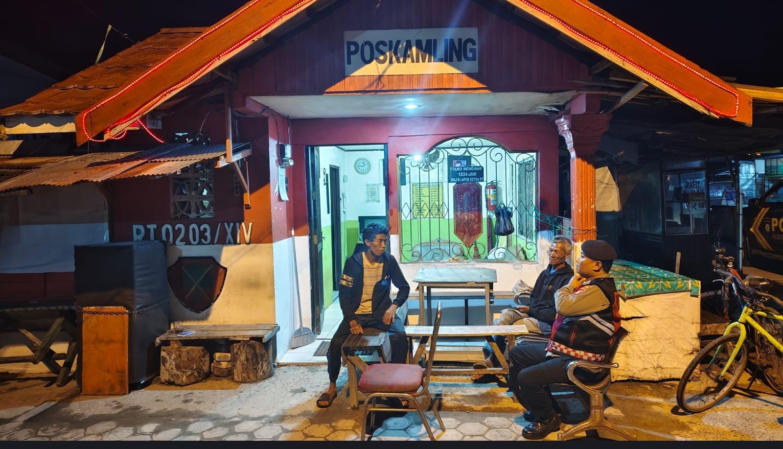 Patroli di Pos Kamling Tangkalasa, Satsamapta Polresta Palangka Raya Ajak Warga Jaga Keamanan