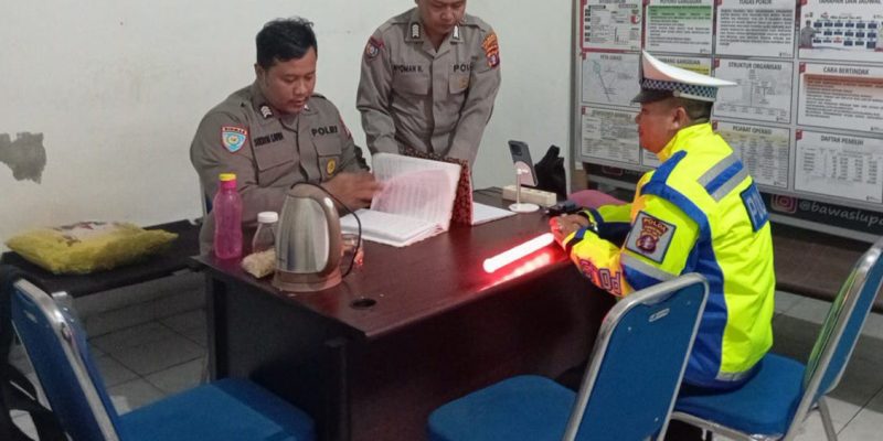 Personel Satlantas Polresta Palangka Raya Pastikan Kondusivitas di Kantor Bawaslu