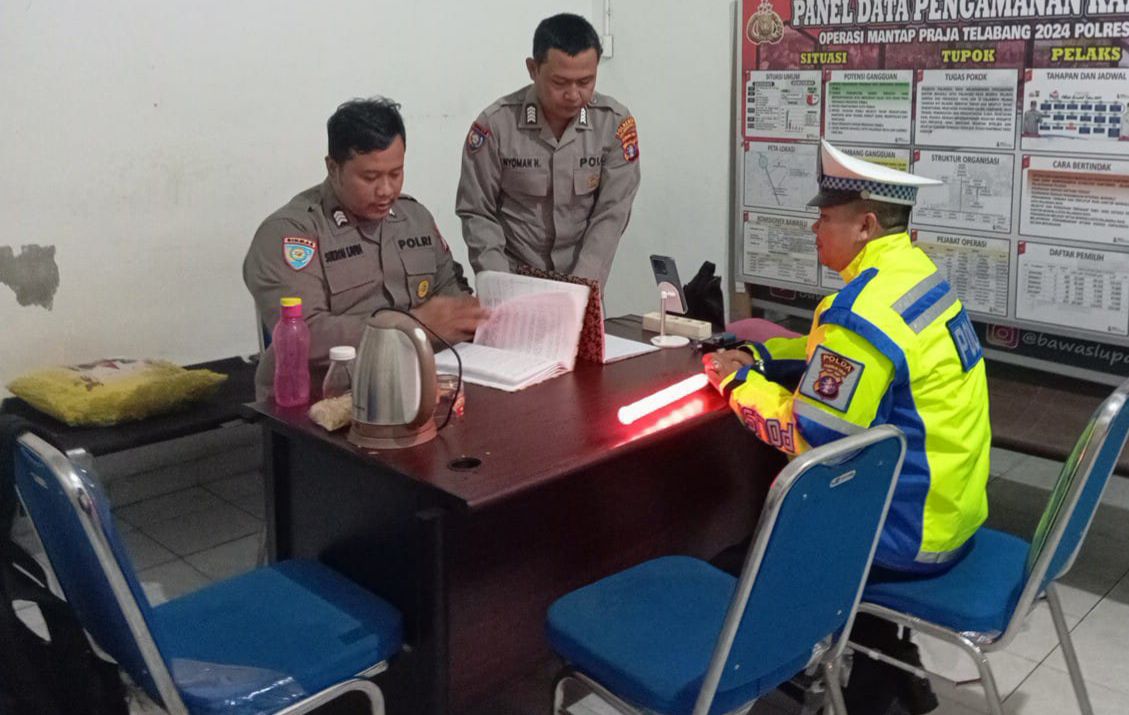 Personel Satlantas Polresta Palangka Raya Pastikan Kondusivitas di Kantor Bawaslu