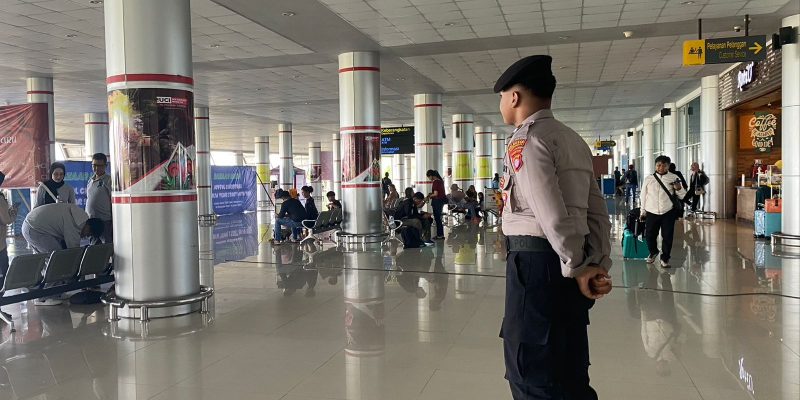 Personel Satpamobvit Polresta Palangka Raya Pastikan Kondusivitas di Bandara Tjilik Riwut