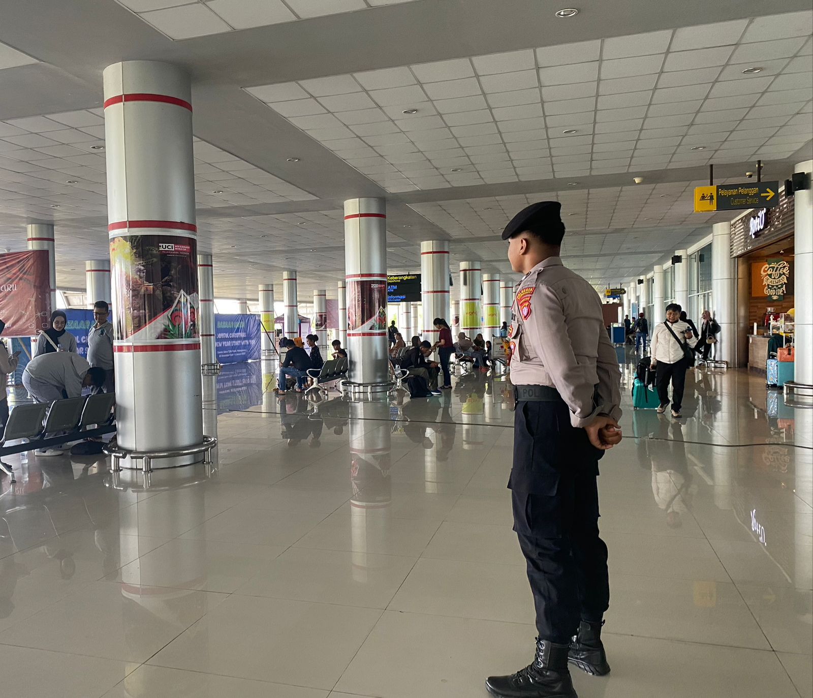 Personel Satpamobvit Polresta Palangka Raya Pastikan Kondusivitas di Bandara Tjilik Riwut