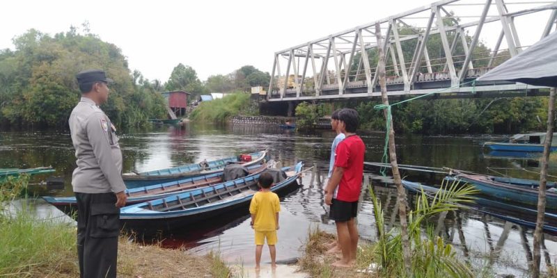 Anggota Polsek Rakumpit Cek Debit Air di Kelurahan Pager