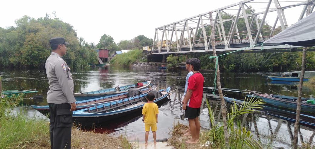 Anggota Polsek Rakumpit Cek Debit Air di Kelurahan Pager