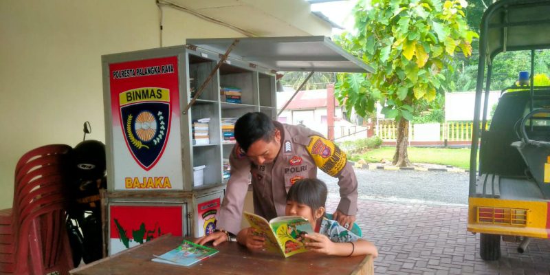 Dorong Minat Baca, Polsek Bukit Batu Ajak Warga Manfaatkan Motor Bajaka Presisi