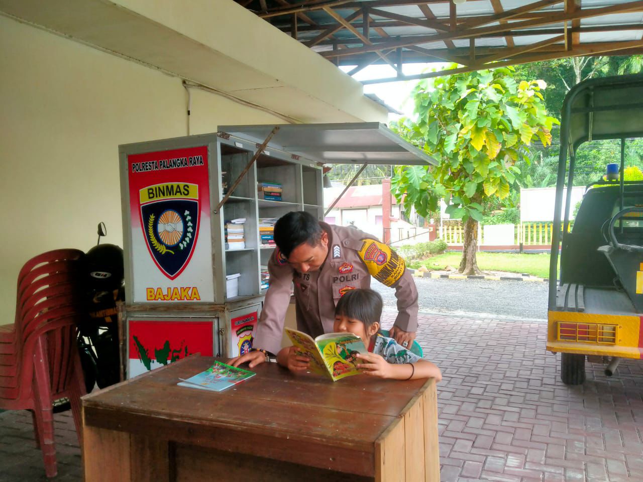 Dorong Minat Baca, Polsek Bukit Batu Ajak Warga Manfaatkan Motor Bajaka Presisi