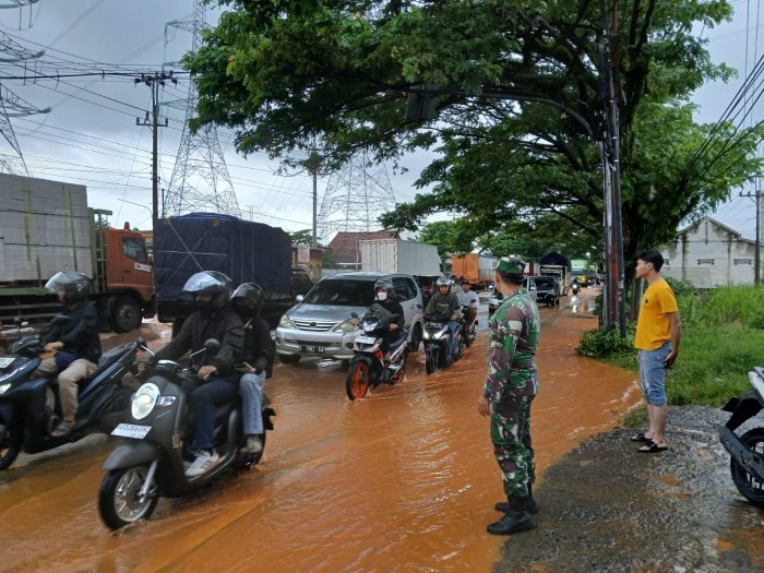 Banjir di Jalur Pantura, Babinsa Bantu Warga Atur Arus Lalu Lintas