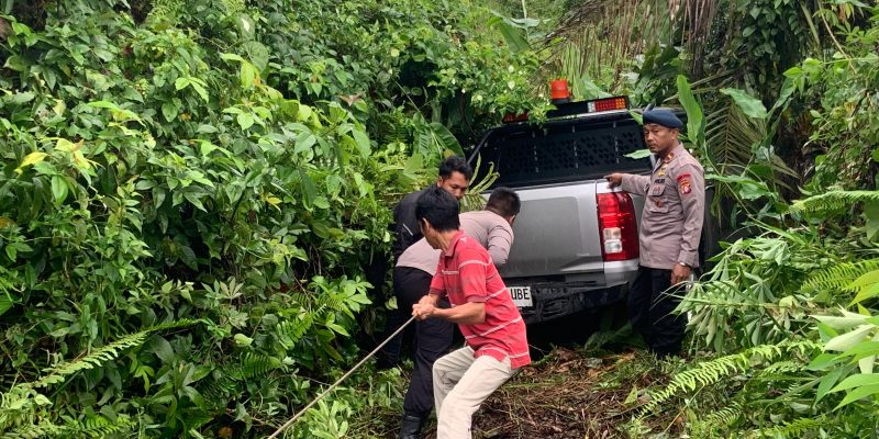 Brimob Kalteng Bergerak Cepat Evakuasi Mobil yang Alami Laka Tunggal di Desa Lenggang, Barito Timur