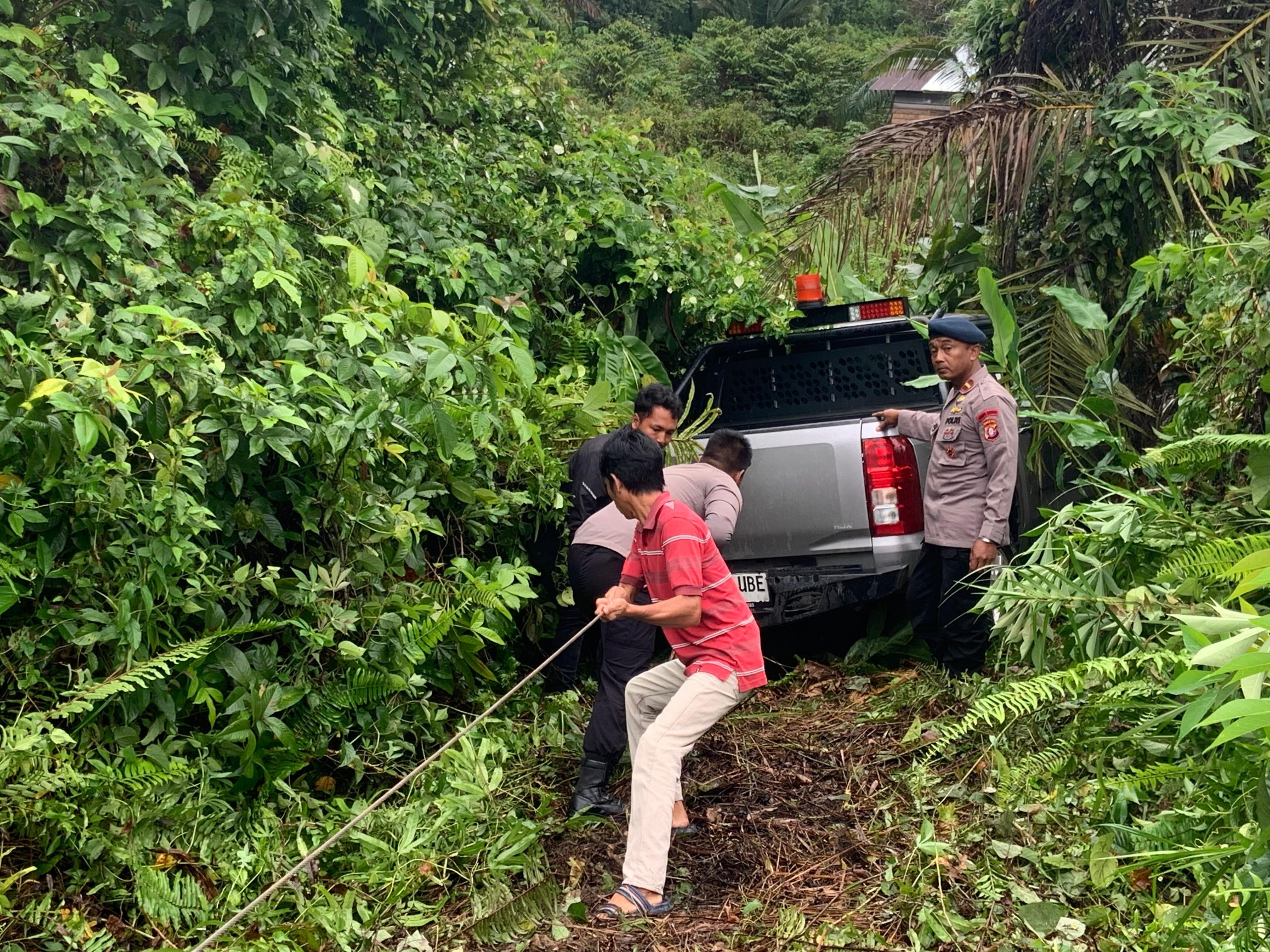 Brimob Kalteng Bergerak Cepat Evakuasi Mobil yang Alami Laka Tunggal di Desa Lenggang, Barito Timur