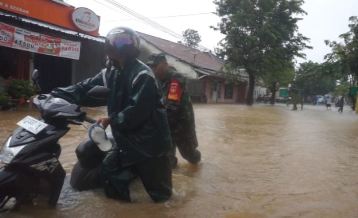 Babinsa Koramil 10/Batang Bantu Dorong Montor Warga Yang Mogok Akibat Banjir