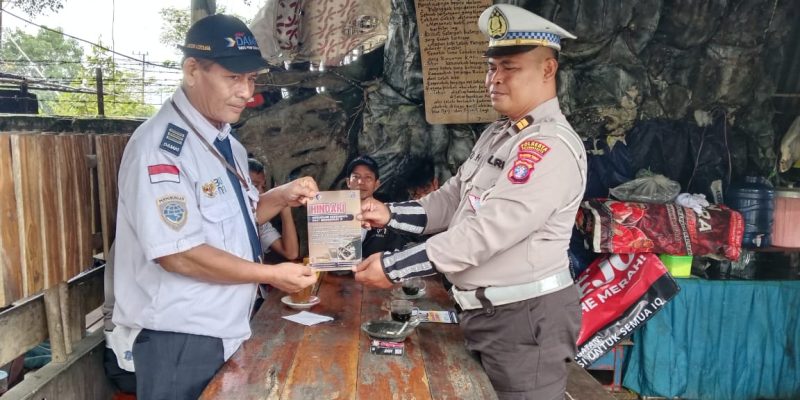Ngopi Bareng Petugas Damri, Satlantas Polresta Palangka Raya Ajak Wujudkan Kamseltibcar Kondusif