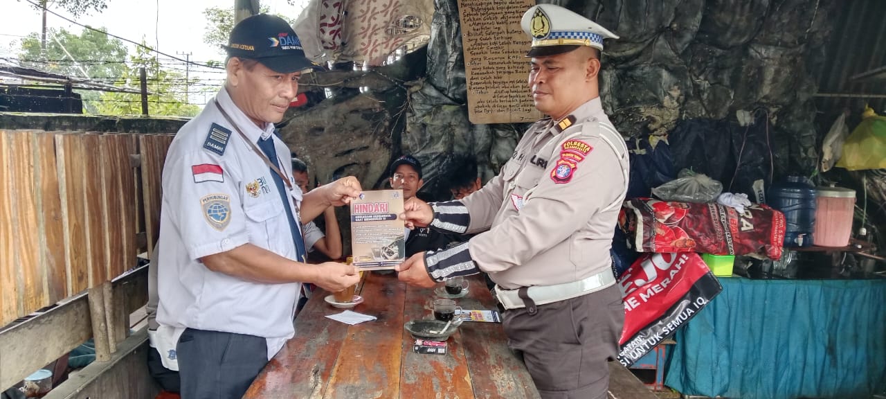 Ngopi Bareng Petugas Damri, Satlantas Polresta Palangka Raya Ajak Wujudkan Kamseltibcar Kondusif
