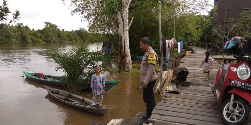 Siap Siaga Banjir, Polsek Bukit Batu Cek Kondisi Luapan DAS Rungan di Kelurahan Marang