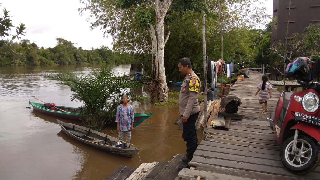 Siap Siaga Banjir, Polsek Bukit Batu Cek Kondisi Luapan DAS Rungan di Kelurahan Marang