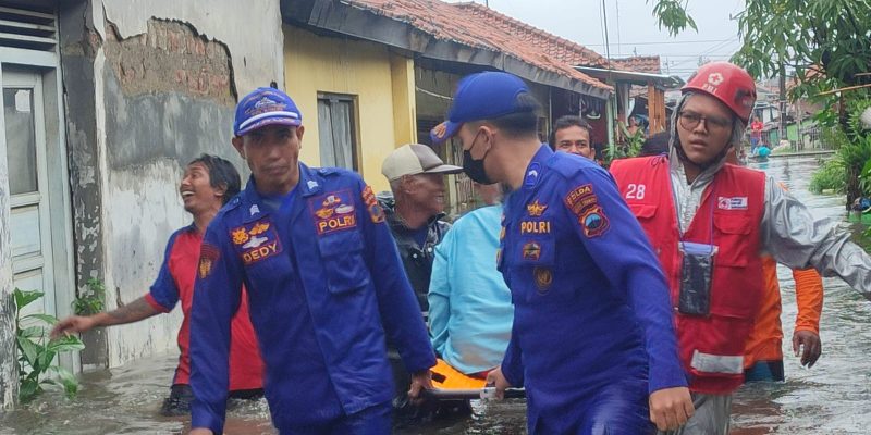 Ditpolairud Polda Jateng Evakuasi Warga Terdampak Banjir di Pekalongan