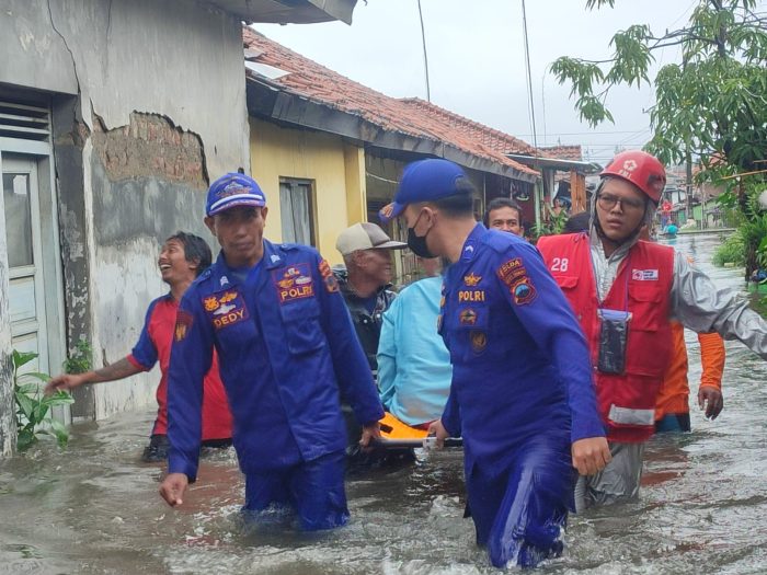 Ditpolairud Polda Jateng Evakuasi Warga Terdampak Banjir di Pekalongan