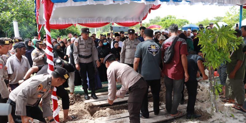 Lepas Almarhum Aiptu Totok Santoso, Keluarga Besar Polresta Palangka Raya Gelar Upacara Persada