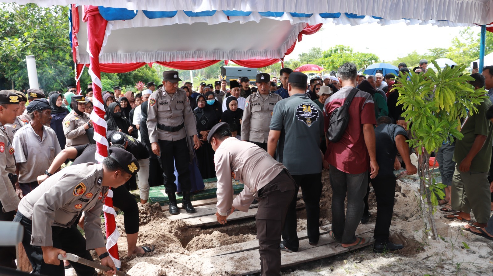 Lepas Almarhum Aiptu Totok Santoso, Keluarga Besar Polresta Palangka Raya Gelar Upacara Persada